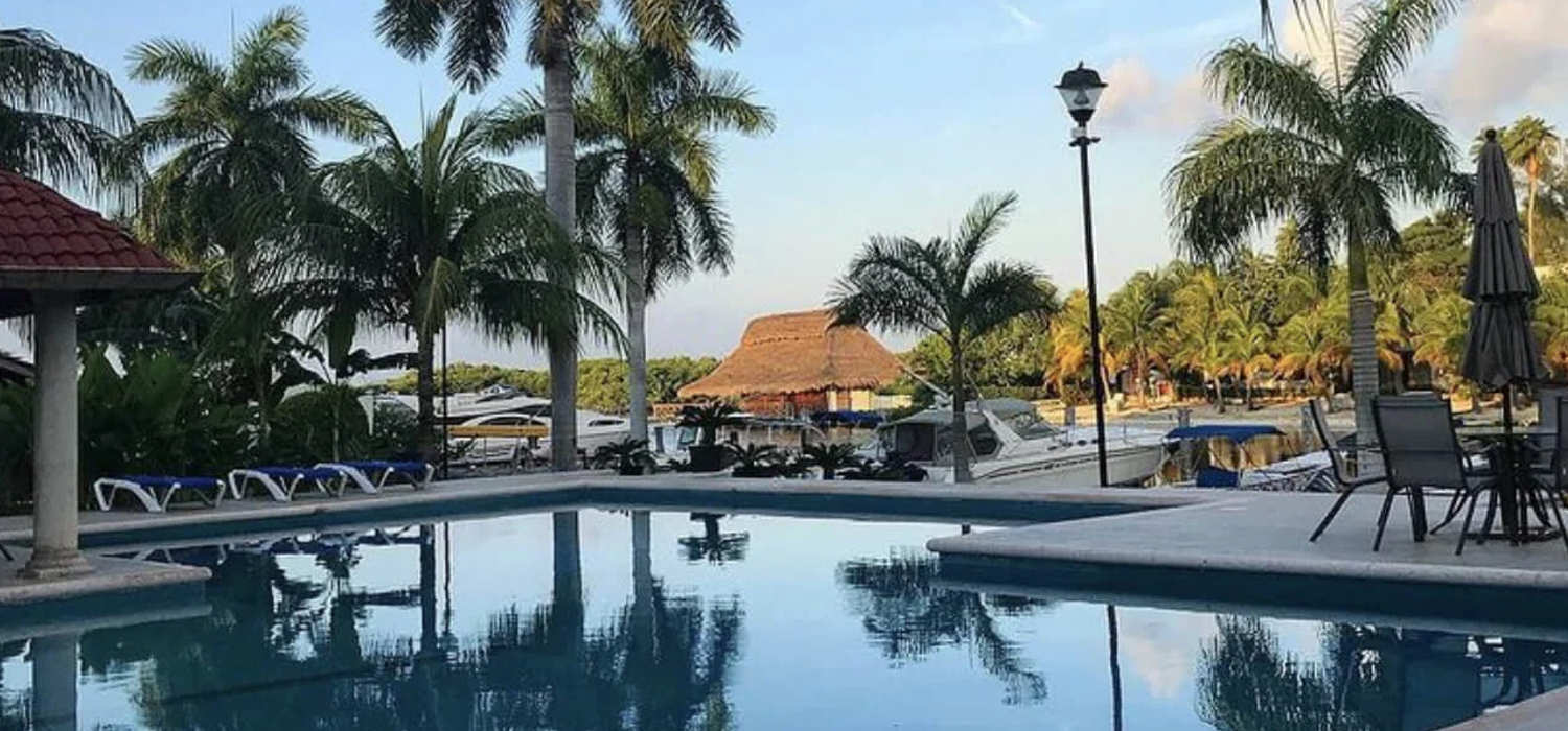 Hotel Sotavento Cancún en la zona hotelera frente a la Laguna Nichupté